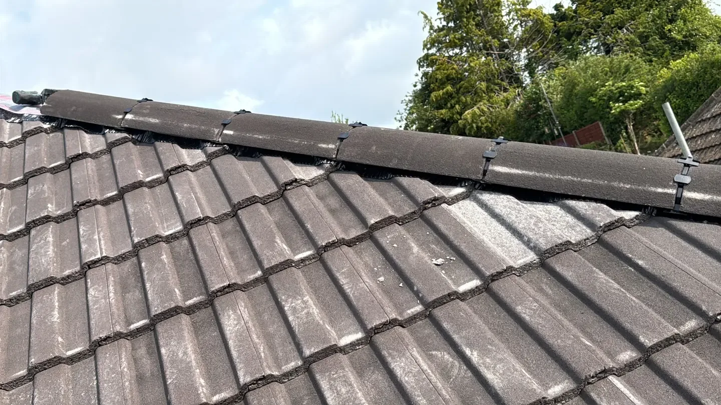 Dry-ridge system on a tiled roof